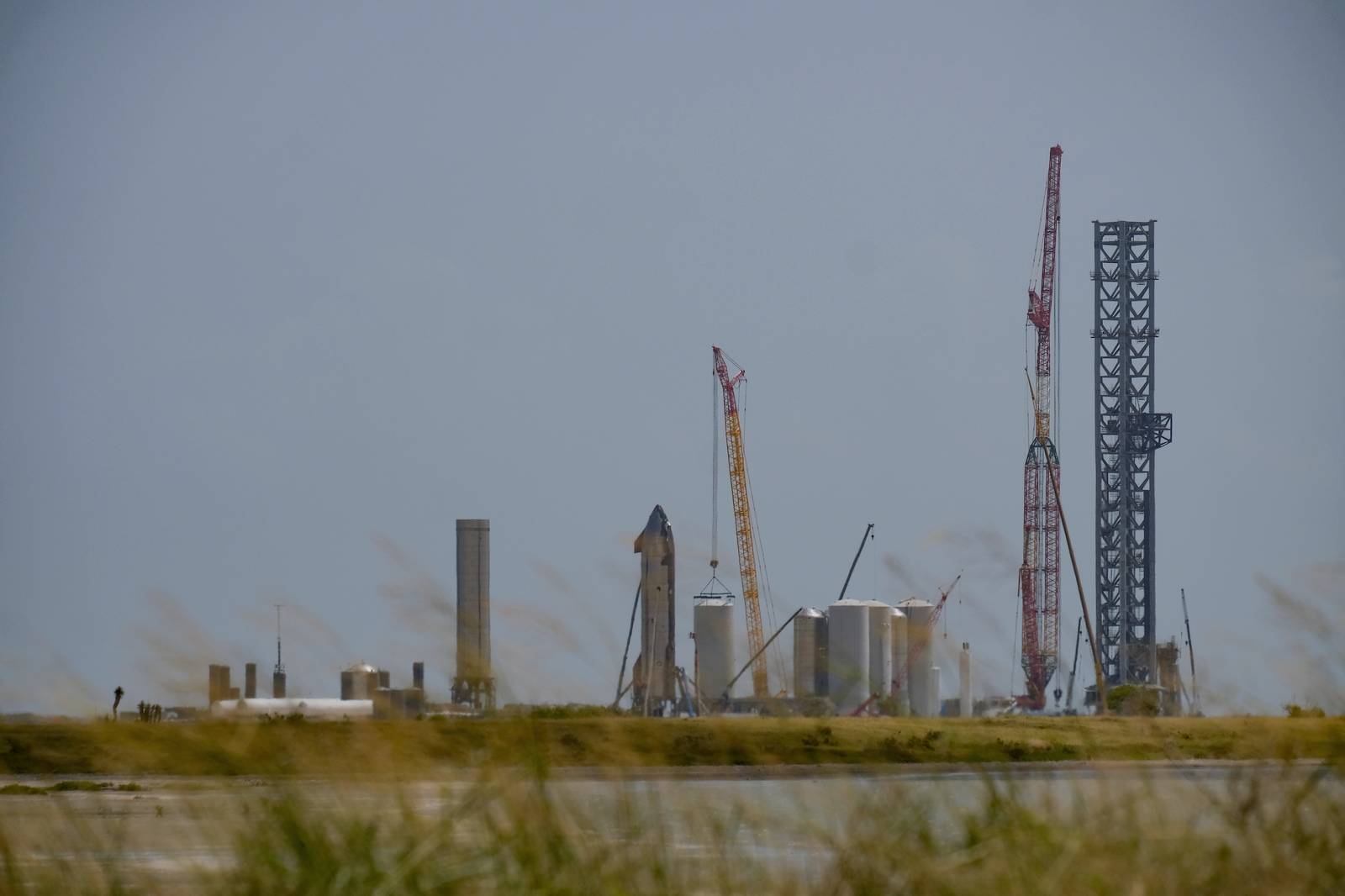 SpaceX puts Starship Booster 21 on the pad for Flight 14