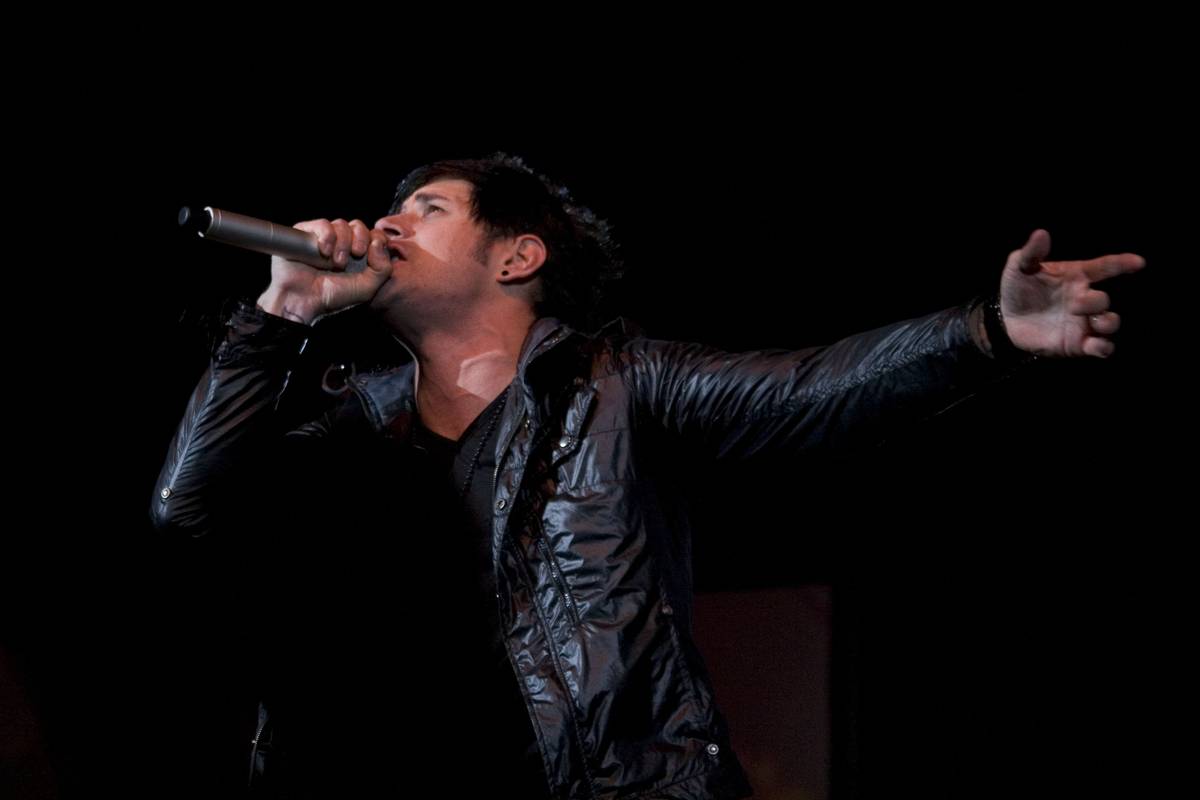 Pillar singer Rob Beckley pointing to the crowd as he sings