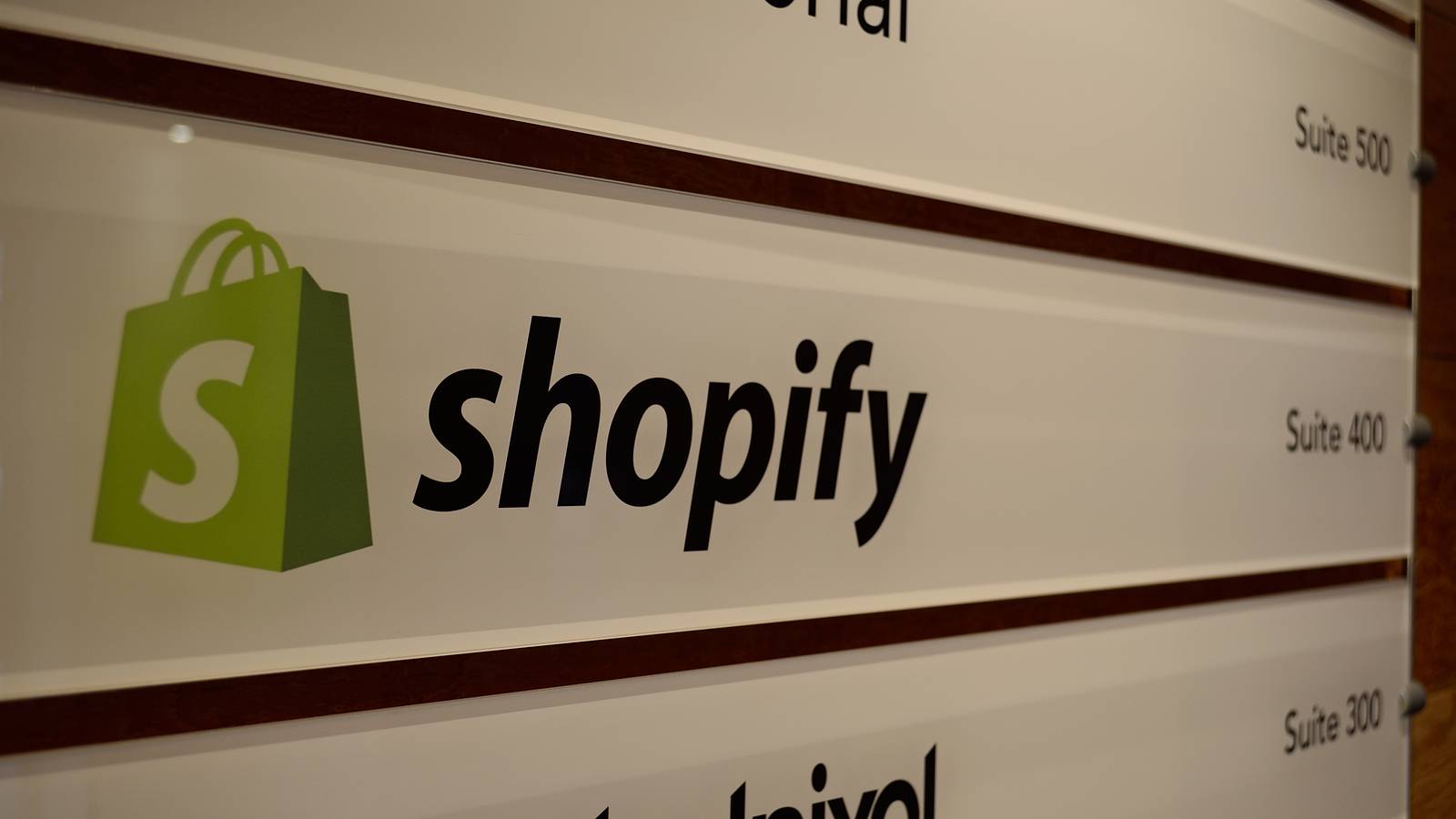 Shopify's Canvas builds an online store by chat with Sidekick