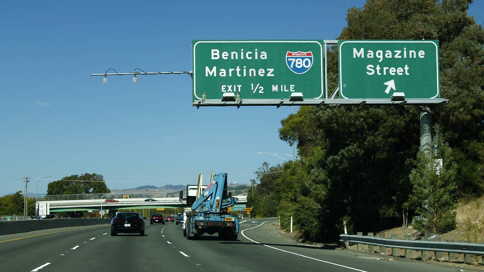 Traffic on eastbound Interstate 80 in Vallejo, California, approaching the Interstate 780 exit