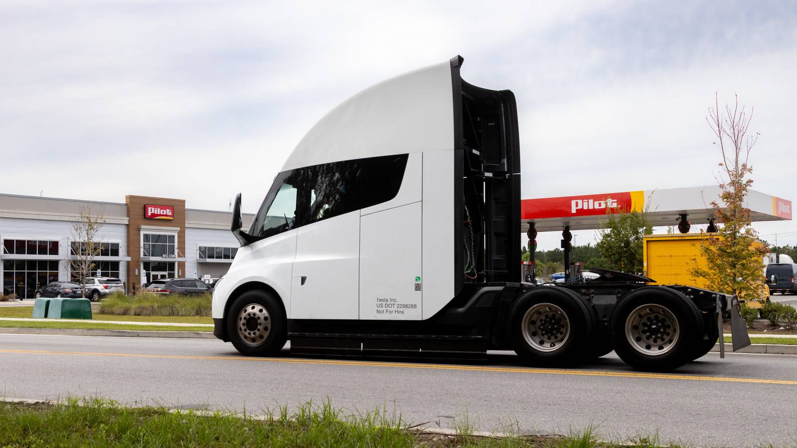 Tesla Semi Megachargers open between Savannah and Atlanta