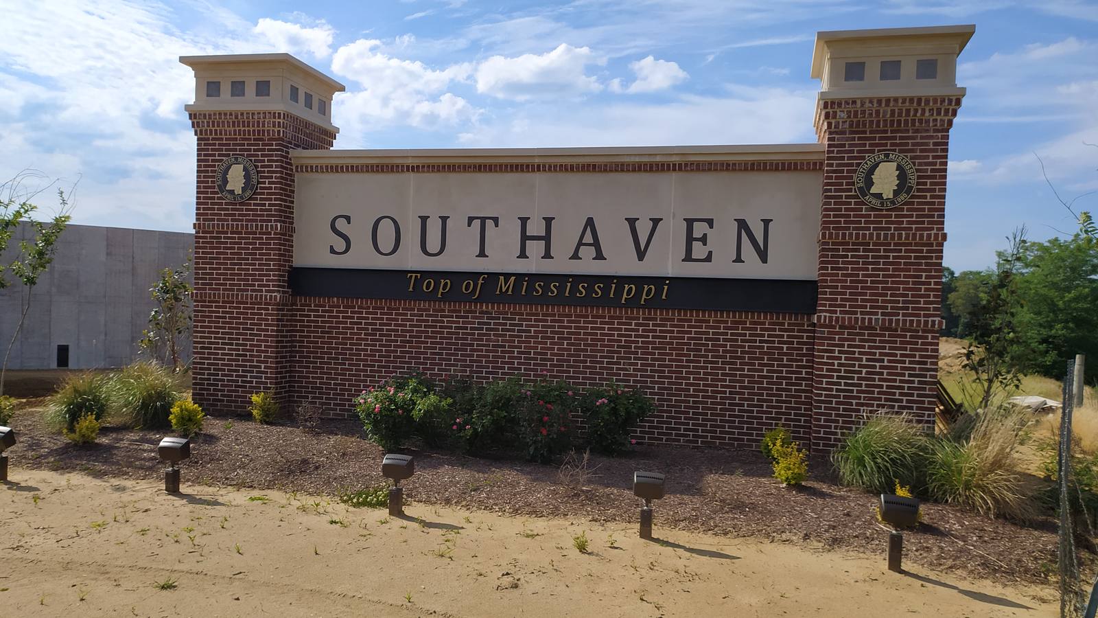 A brick welcome sign reading Southaven Top of Mississippi beside the I 55 highway