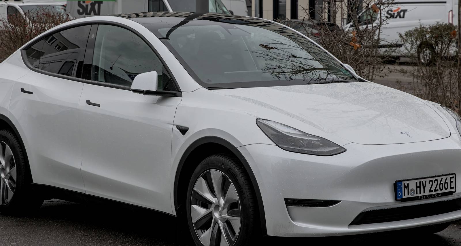 Zurich cuts Tesla insurance for FSD Supervised drivers in Australian first