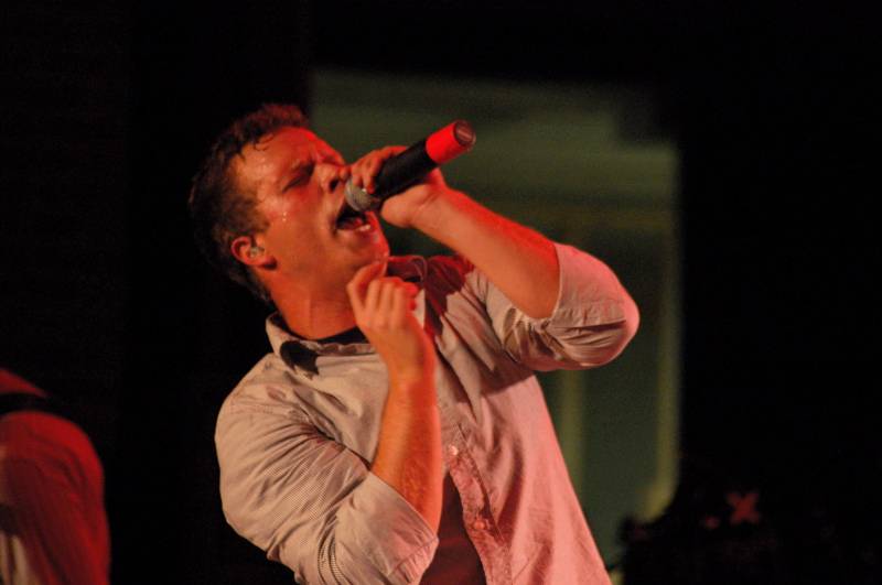 Emery's Devin Shelton sings live in September 2006.