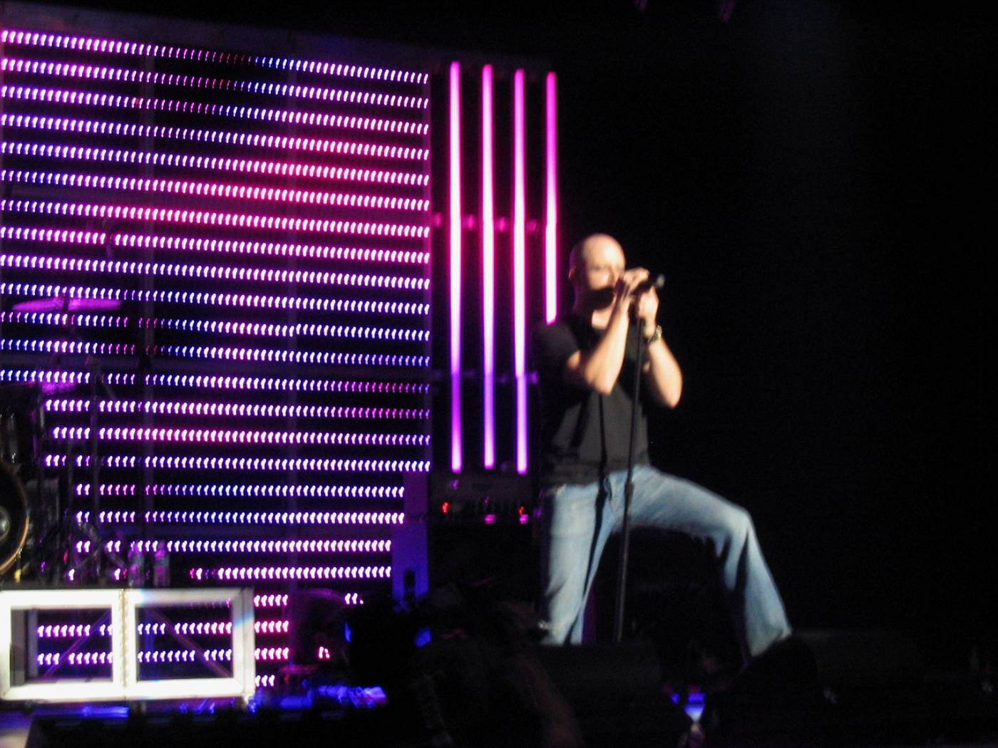Red vocalist Michael Barnes on stage in December 2006.